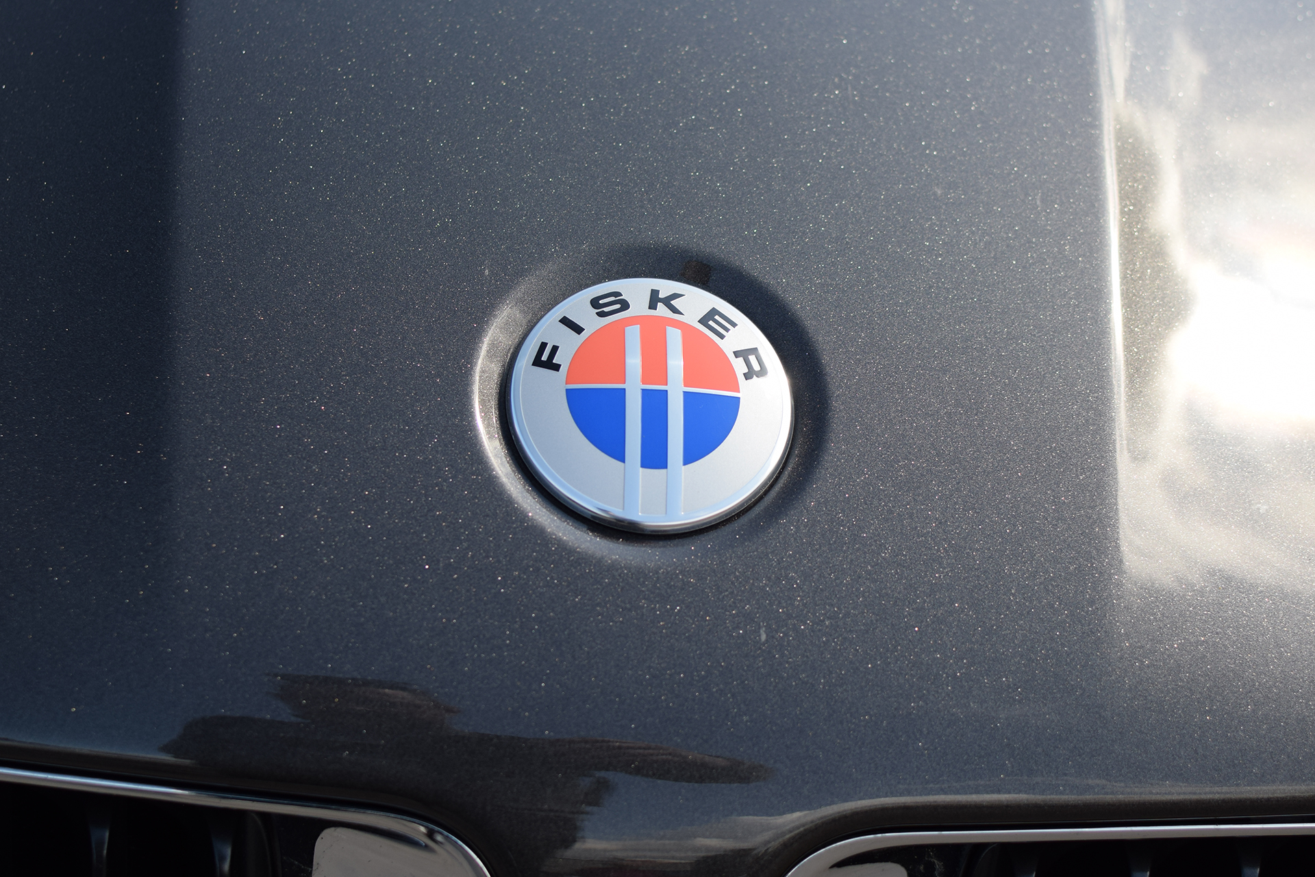 Fisker Karma logo - Cars & Coffee Deluxe Luxembourg Mai 2019