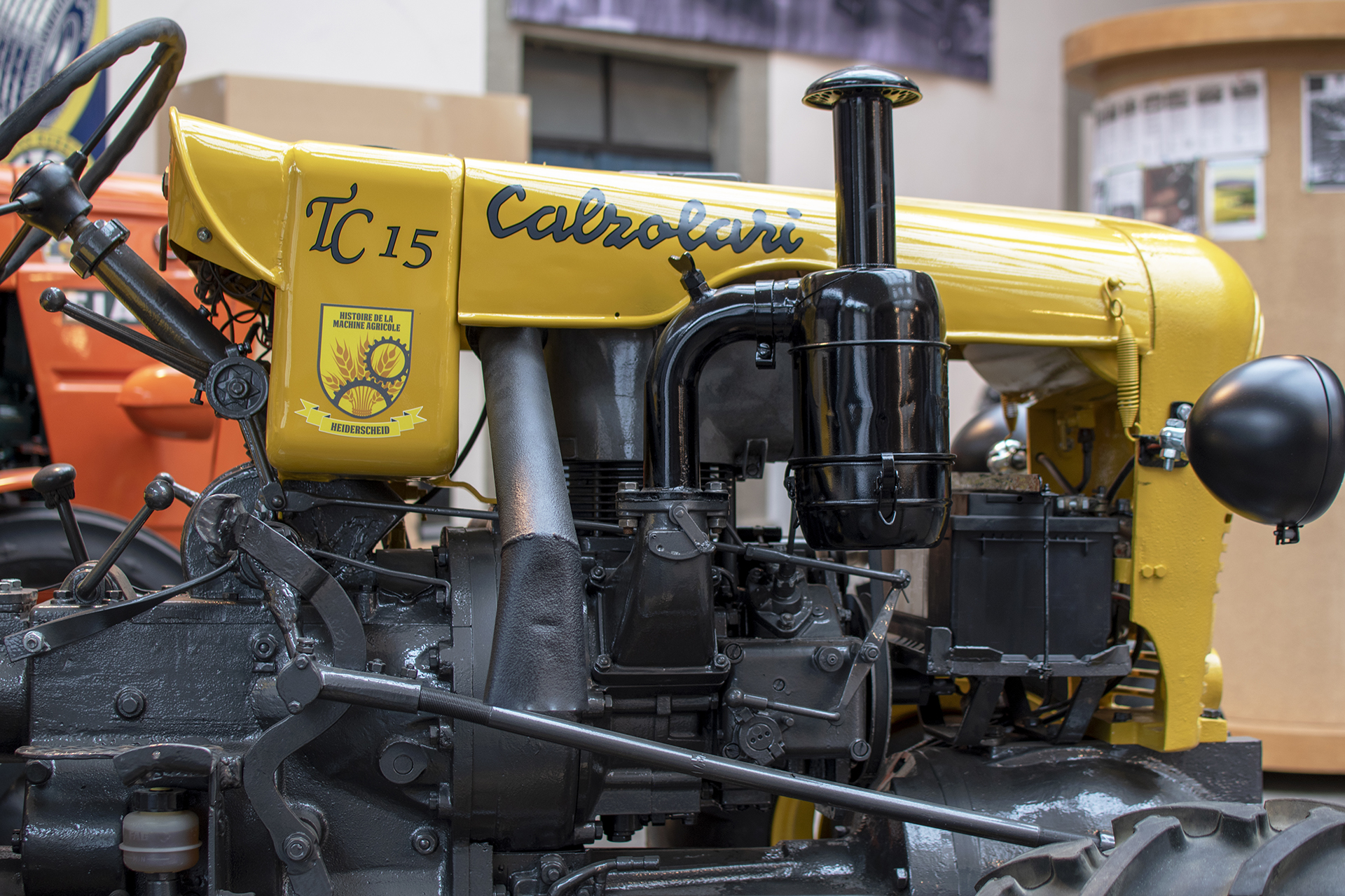 Calzolari TC15 logo - Conservatoire National de Véhicules Historique s,Diekirch, exposition Eleganza su Strada 2025-2026