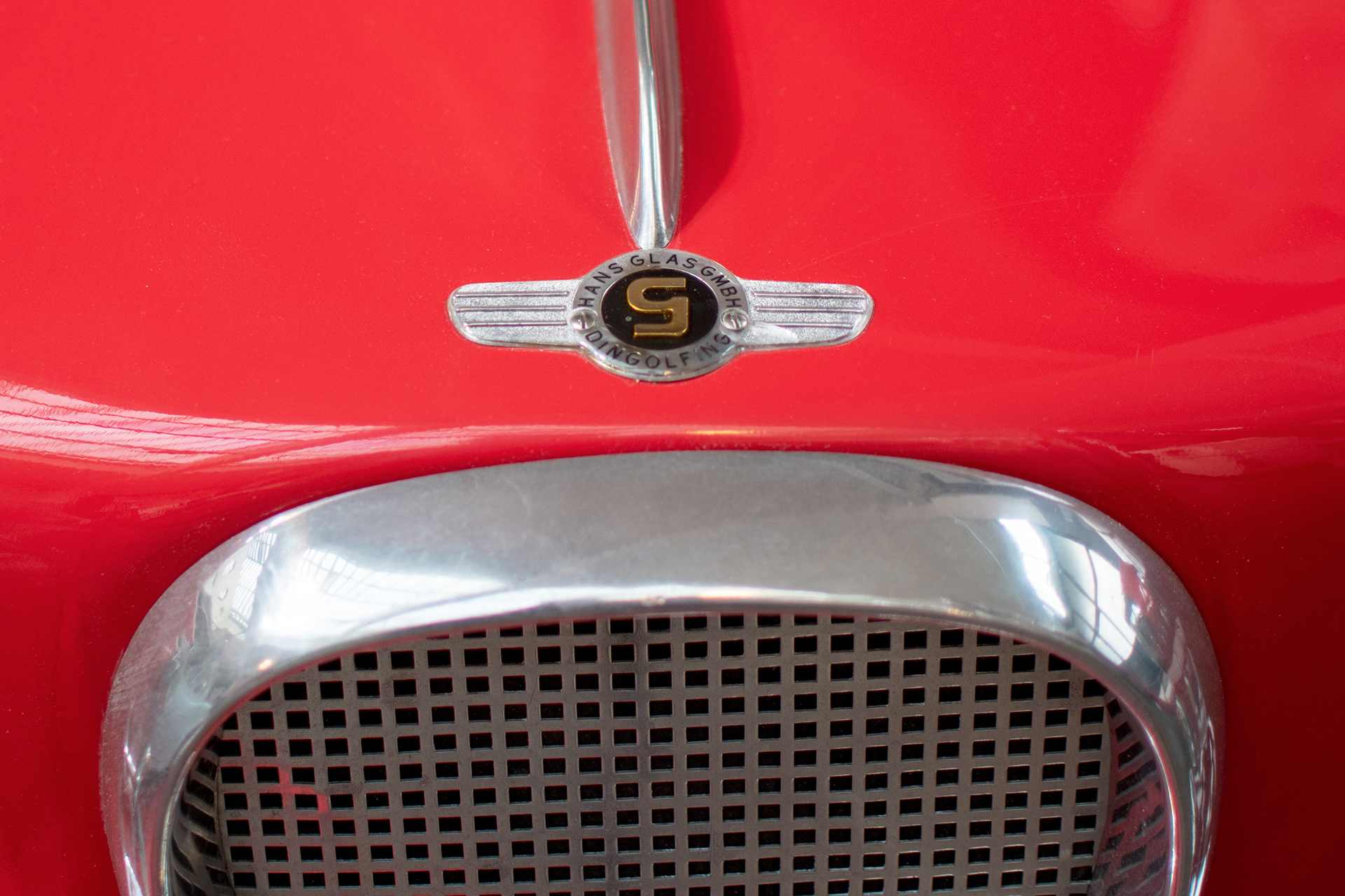 Glas Goggomobil TS coupé logo - Conservatoire National de Véhicules Historiques, Diekirch, exposition Départ en Vacances, 2022-2023 Glas Goggomobil TS coupé logo - Conservatoire National de Véhicules Historiques, Diekirch, exposition Départ en Vacances, 2022-2023