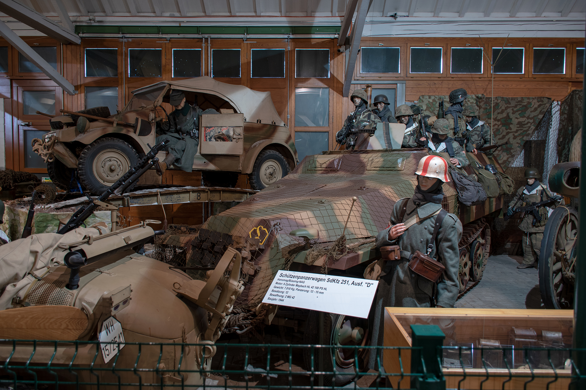 Hanomag Schützenpanzerwagen Sd.Kfz. 251 1944 front - Musée National d'Histoire Militaire, Diekirch
