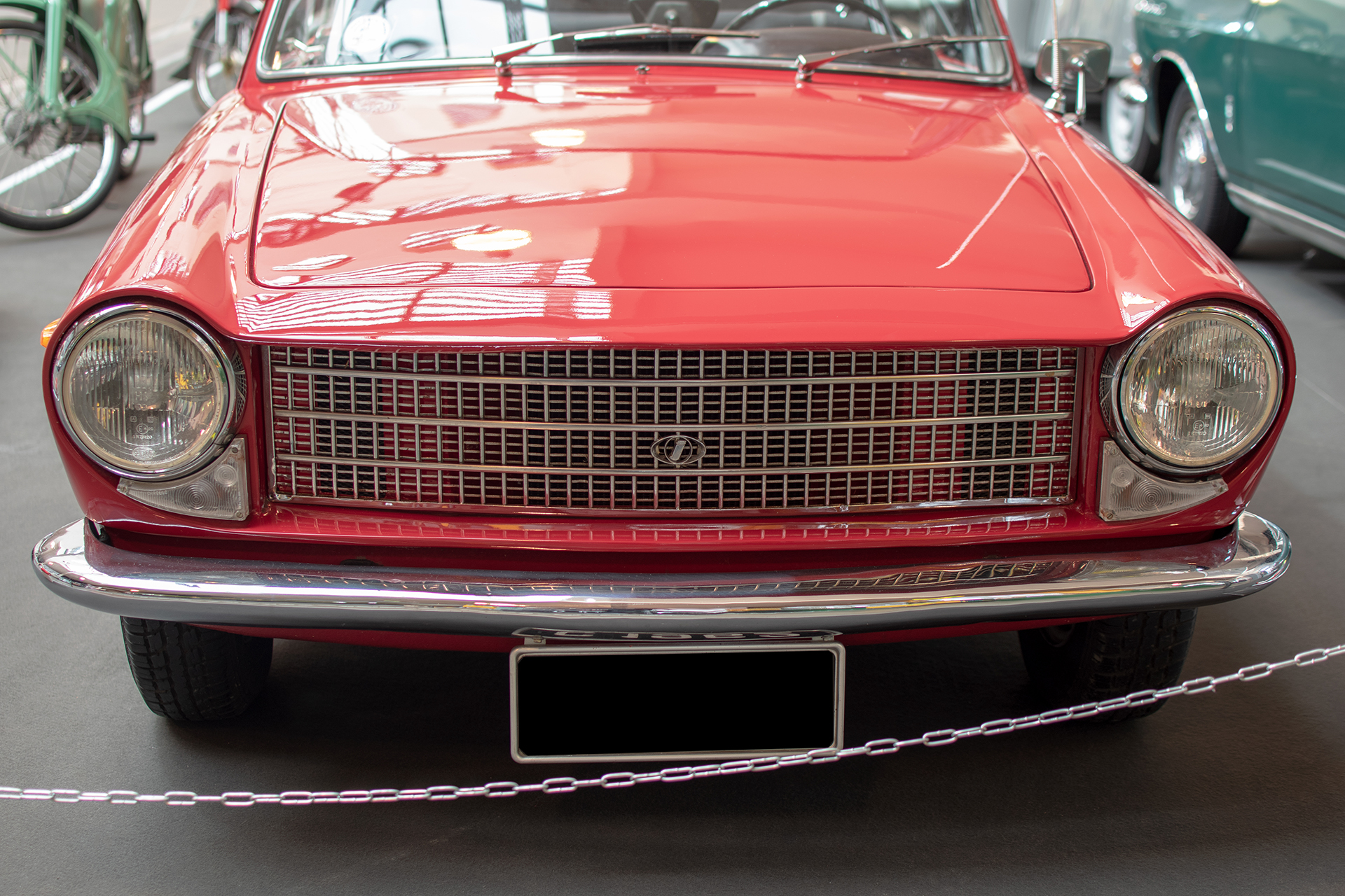 Innocenti 950 S S32/i Spider 1962 avant - Conservatoire National de Véhicules Historiques, Diekirch, exposition Départ en Vacances, 2022-2023 Innocenti 950 S S32/i Spider 1962 avant - Conservatoire National de Véhicules Historiques, Diekirch, exposition Départ en Vacances, 2022-2023