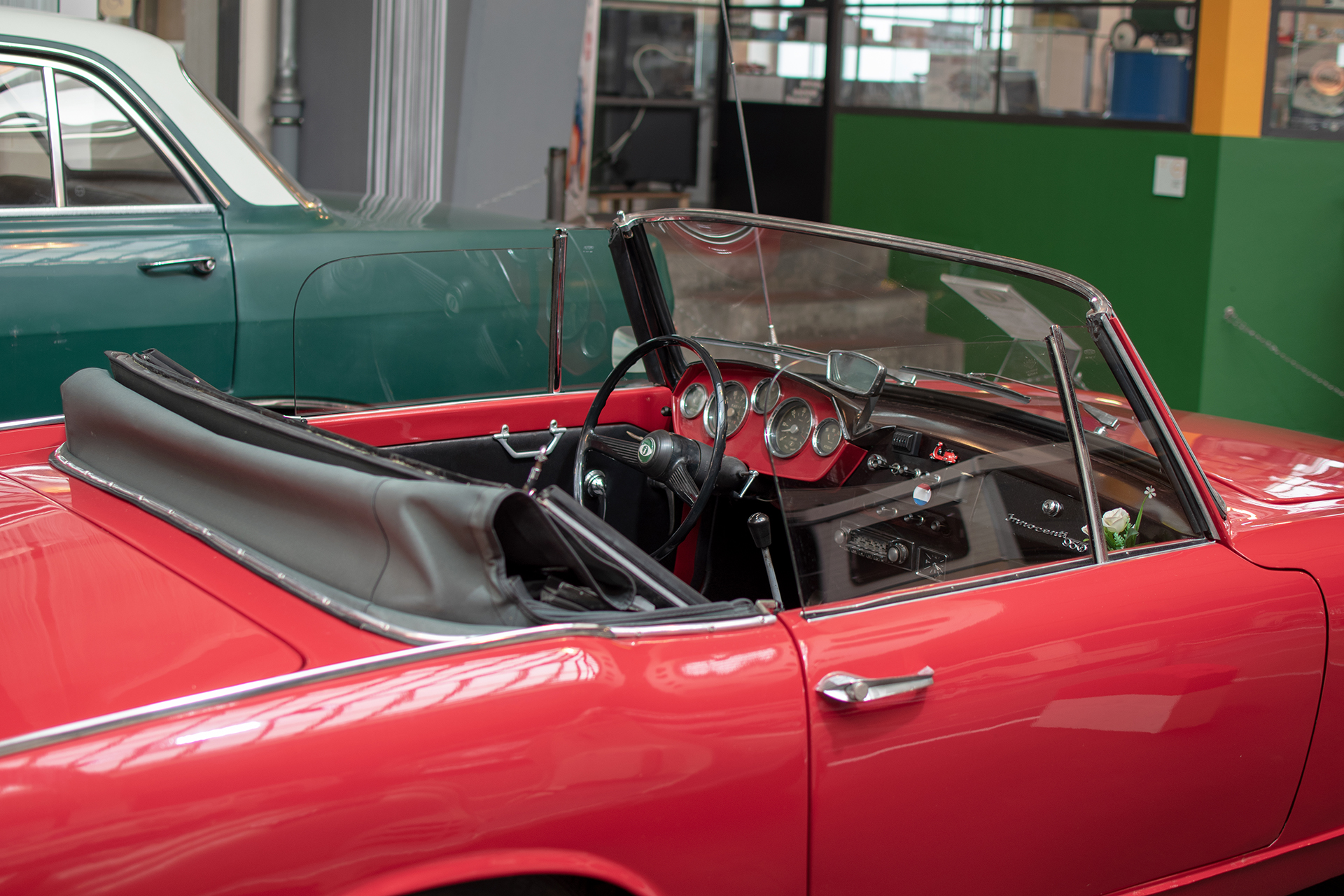 Innocenti 950 S S32/i Spider 1962 intérieur - Conservatoire National de Véhicules Historiques, Diekirch, exposition Départ en Vacances, 2022-2023 Innocenti 950 S S32/i Spider 1962 intérieur - Conservatoire National de Véhicules Historiques, Diekirch, exposition Départ en Vacances, 2022-2023