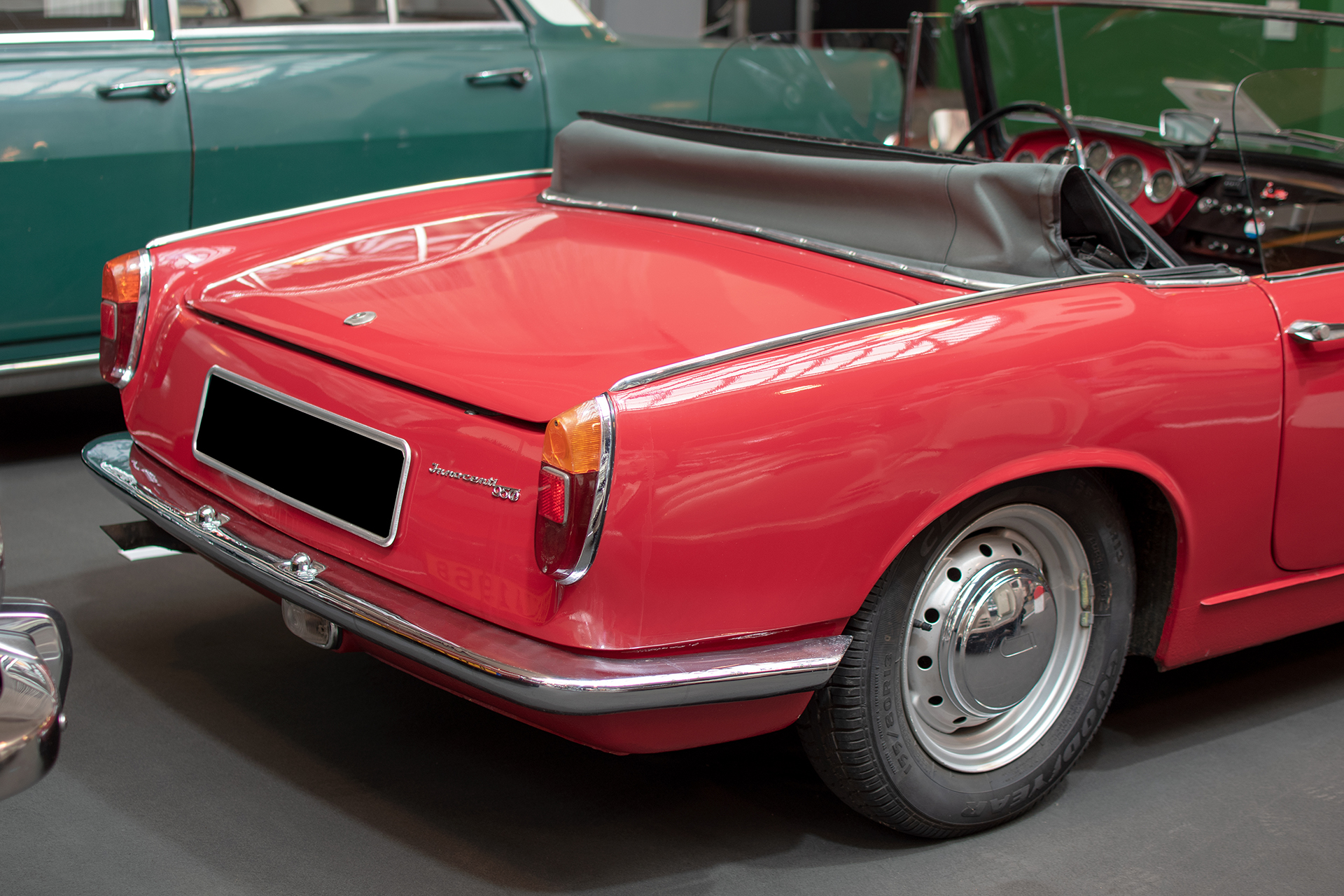 Innocenti 950 S S32/i Spider 1962 arrière - Conservatoire National de Véhicules Historiques, Diekirch, exposition Départ en Vacances, 2022-2023 Innocenti 950 S S32/i Spider 1962 arrière - Conservatoire National de Véhicules Historiques, Diekirch, exposition Départ en Vacances, 2022-2023