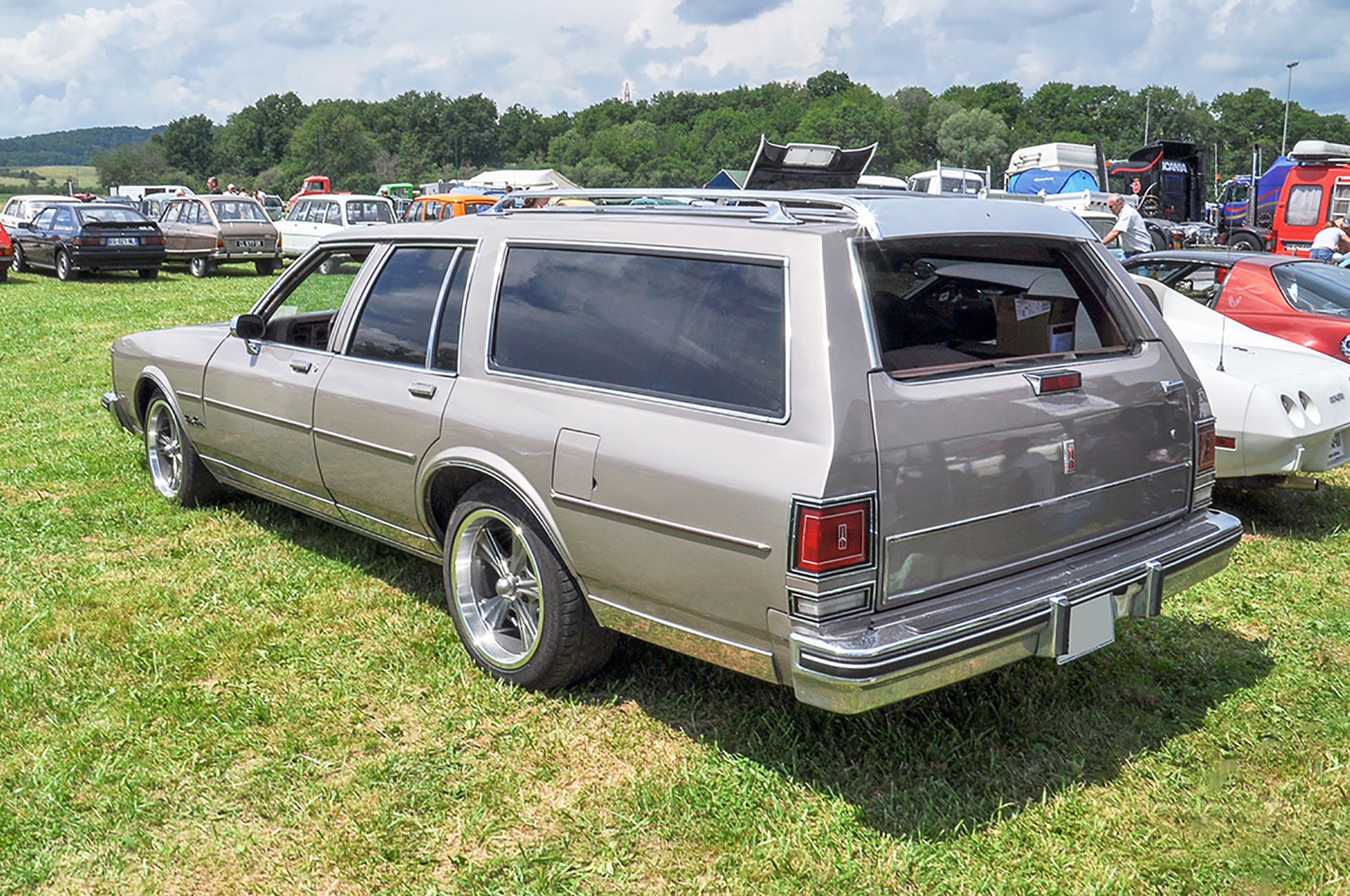 Oldsmobile Custom Cruiser II arrière - Rétro Meus'Auto 2018, Lac de la Madine