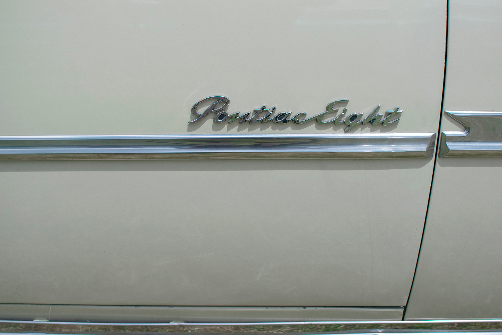 Pontiac Chieftain I logo - Rétro Meus'Auto ,2022, Heudicourt, Lac de la Madine