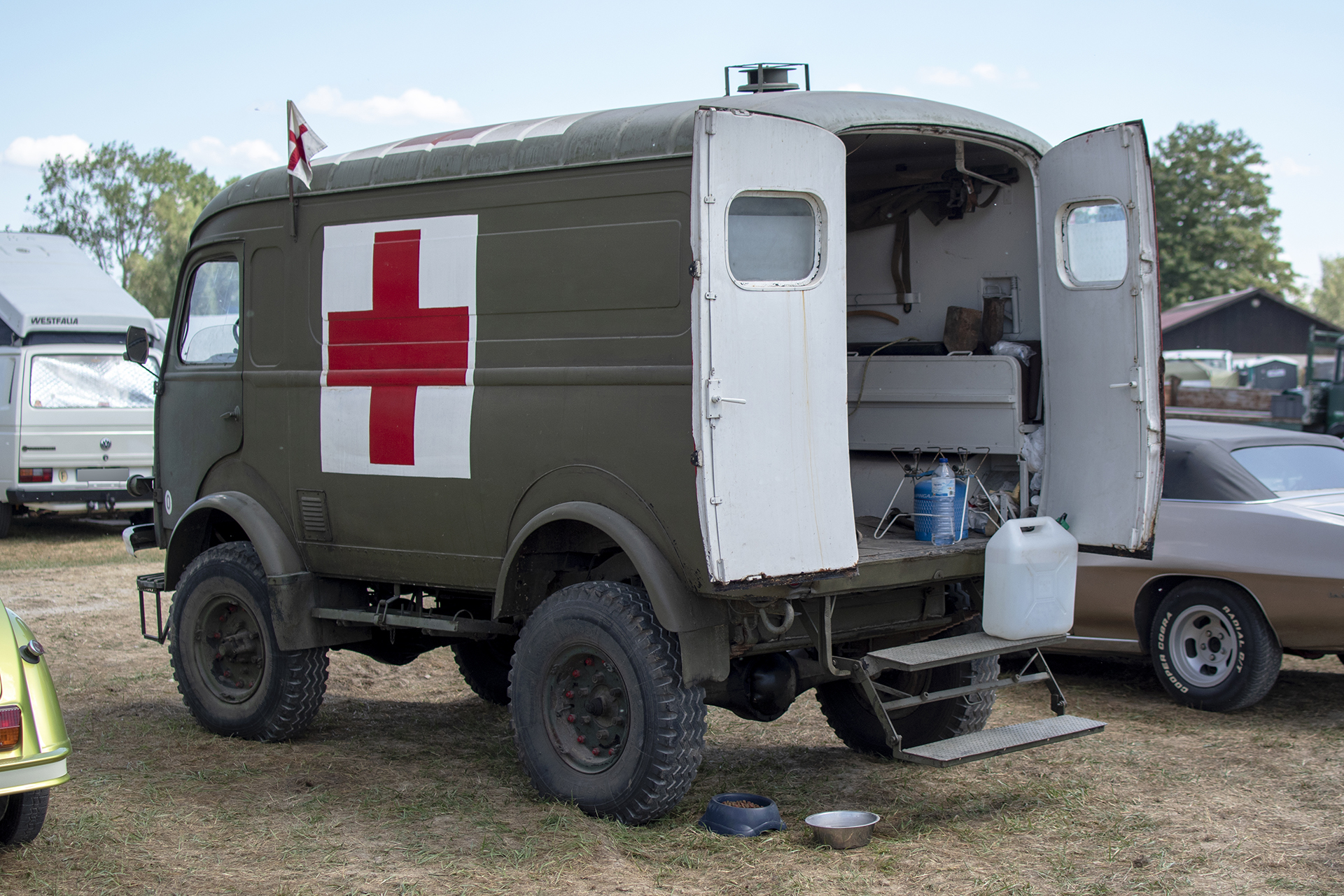 Renault 2087 Goélette 4x4 Ambulance militaire 1963 arrière - Rétro Meus'Auto ,2023, Heudicourt, Lac de la Madine