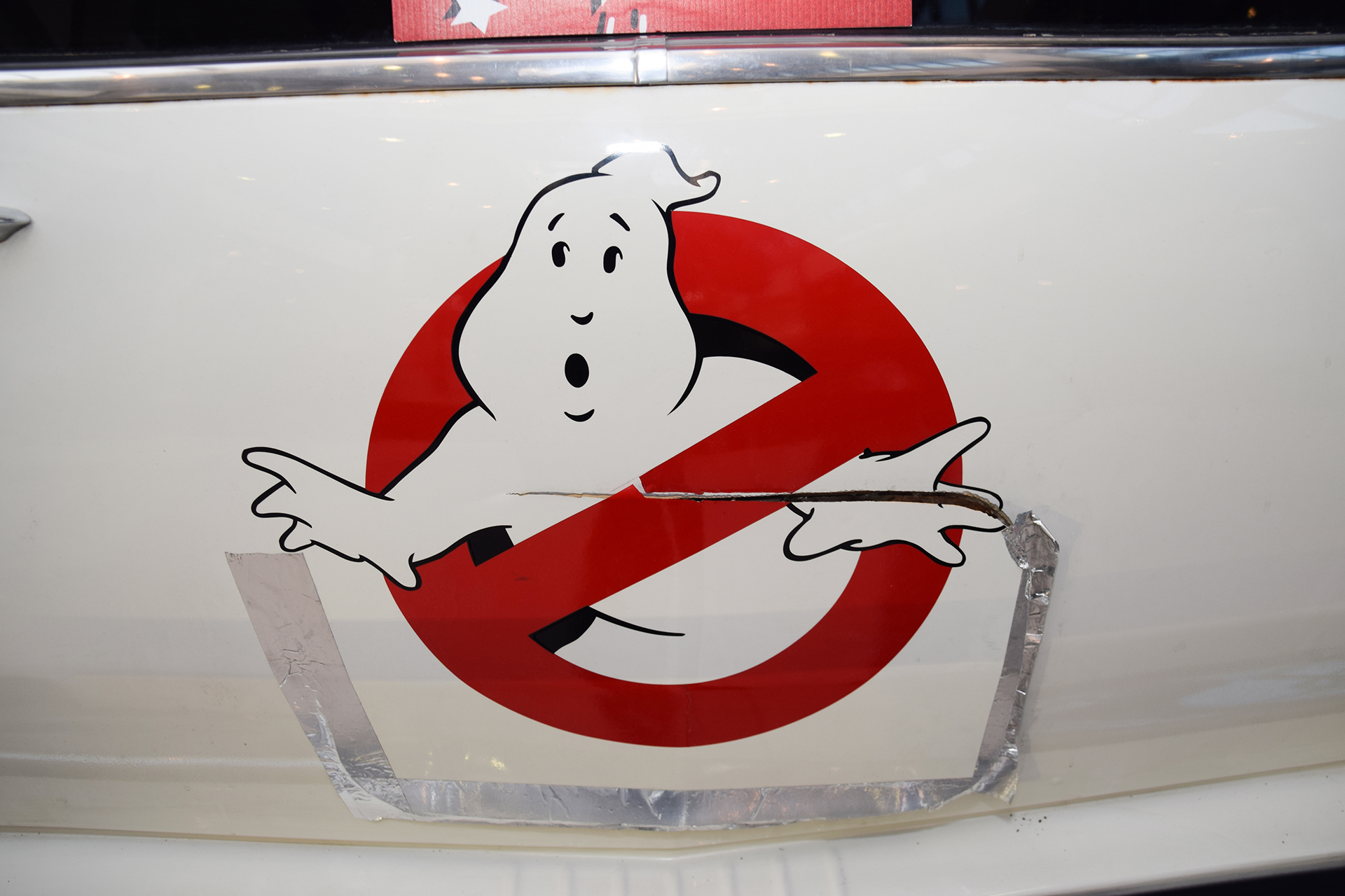 Cadillac 75 VIII Ambulance Ghostbuster logo - Exposition ,voitures de films,Leclerc, Thionville, 2018