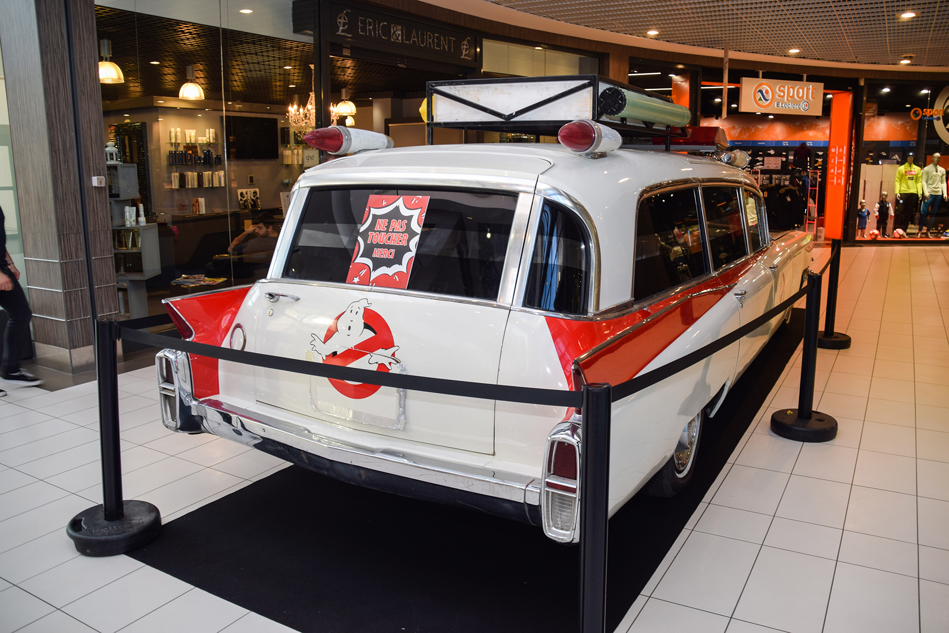 Cadillac 75 VIII Ambulance Ghostbuster  arrière - Exposition ,voitures de films,Leclerc, Thionville, 2018