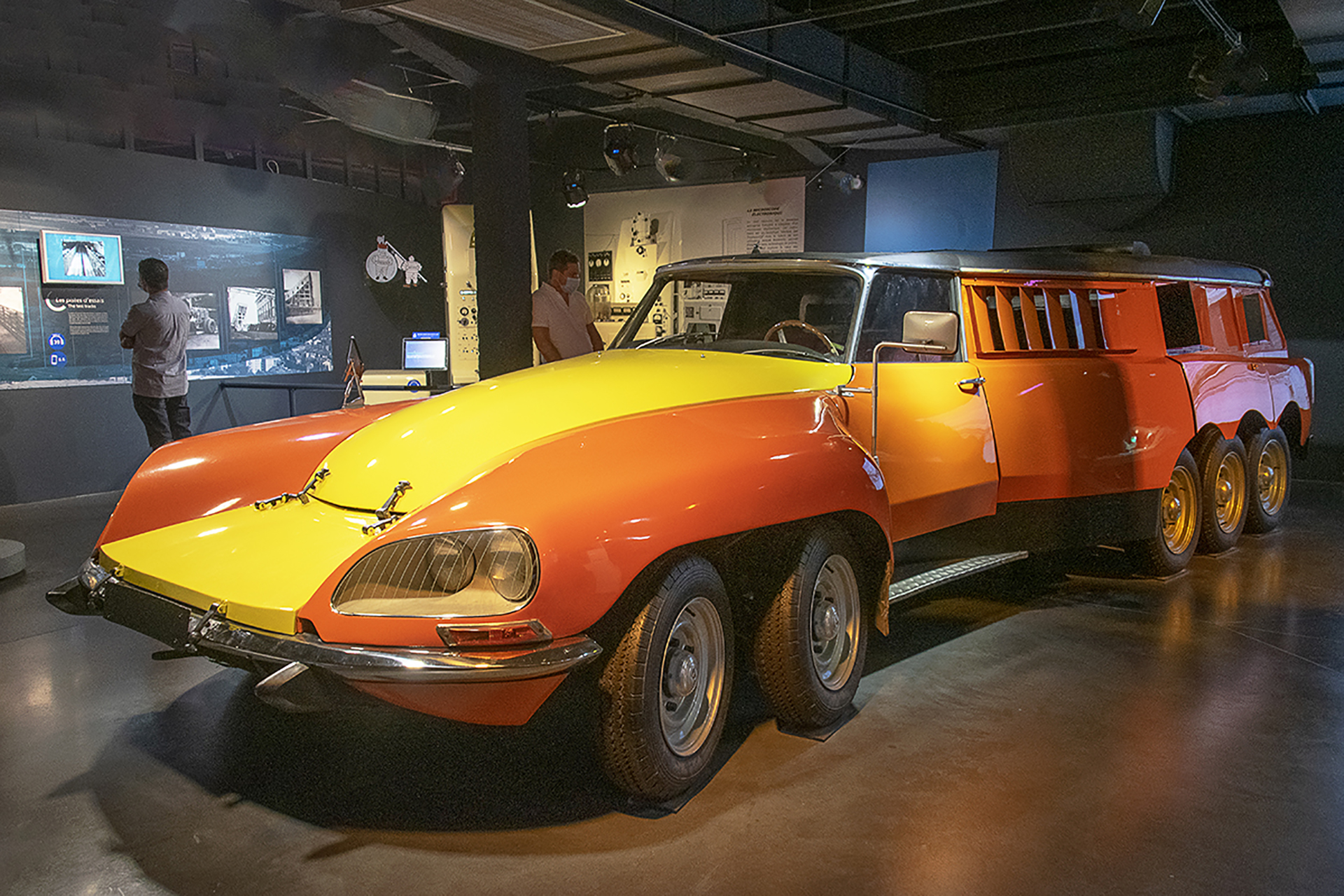 Citröen DS Le "Mille Pattes" Michelin 1972 - L'Aventure Michelin Clermont-Ferrand