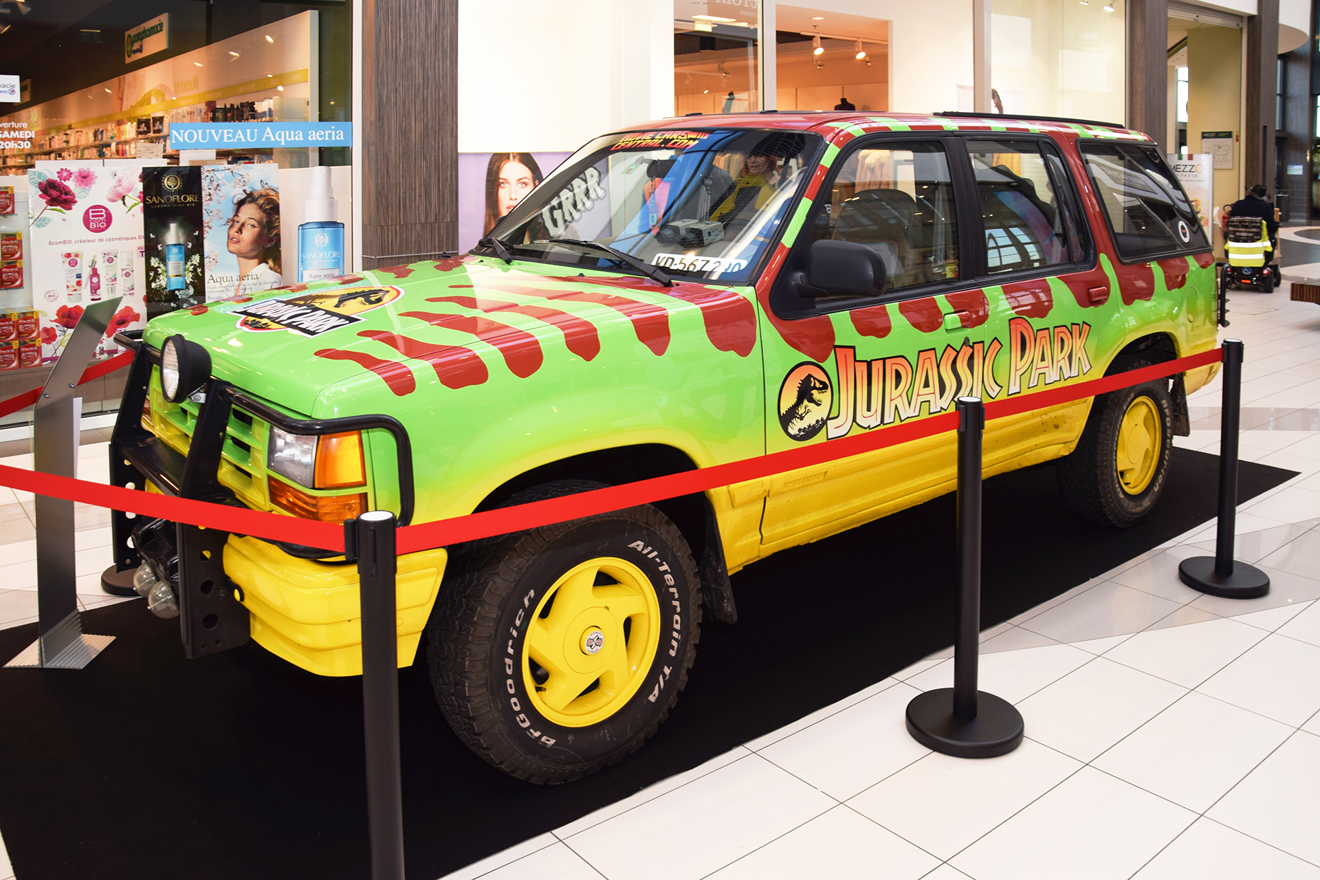 Ford Explorer I UN46 Jurassik Park - Exposition ,voitures de films,Leclerc, Thionville, 2018