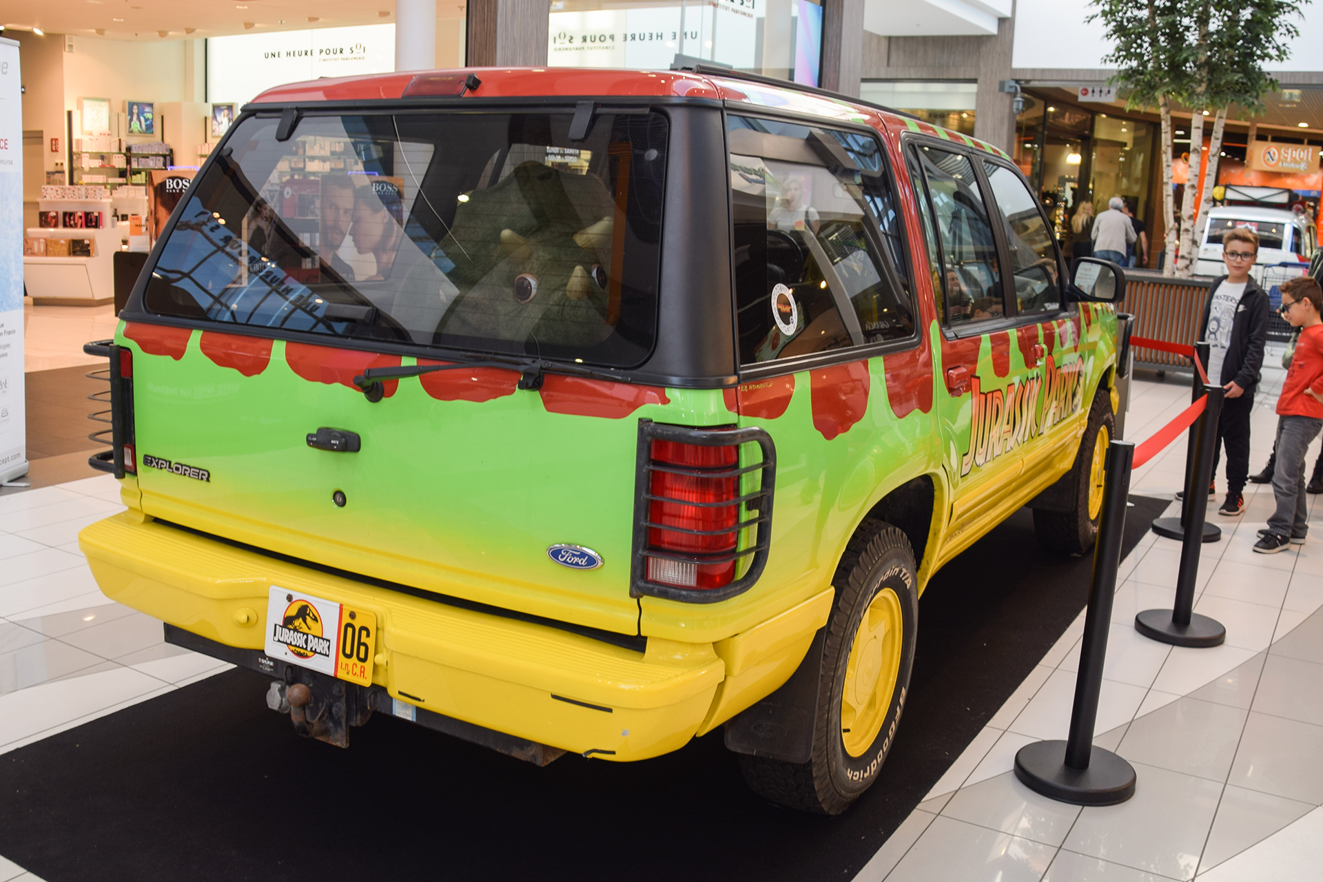 Ford Explorer I UN46 Jurassik Park arrière - Exposition ,voitures de films,Leclerc, Thionville, 2018