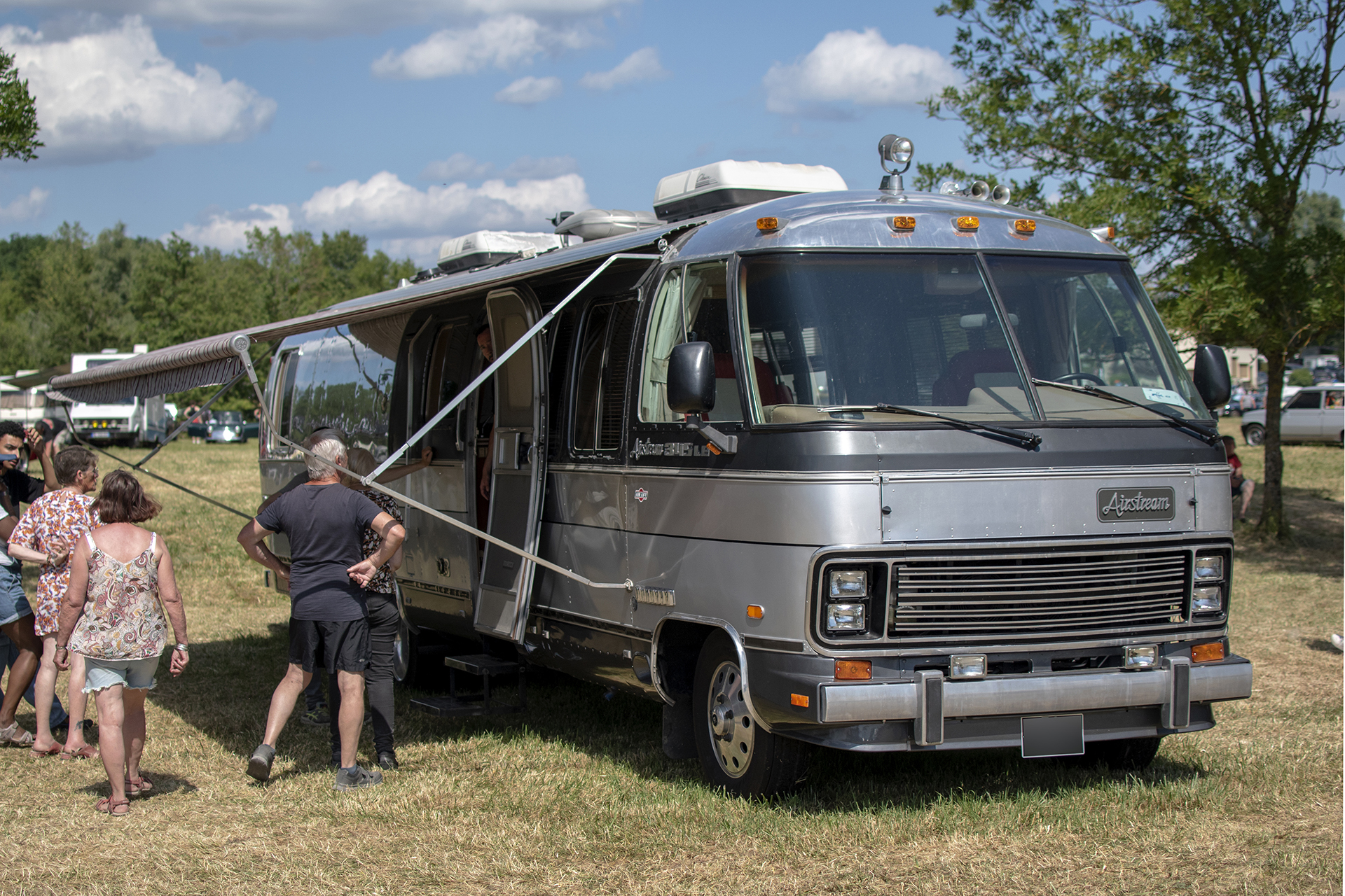 Airstream motorhome 345 1989 avant - Rétro Meus'Auto ,2023, Heudicourt, Lac de la Madine