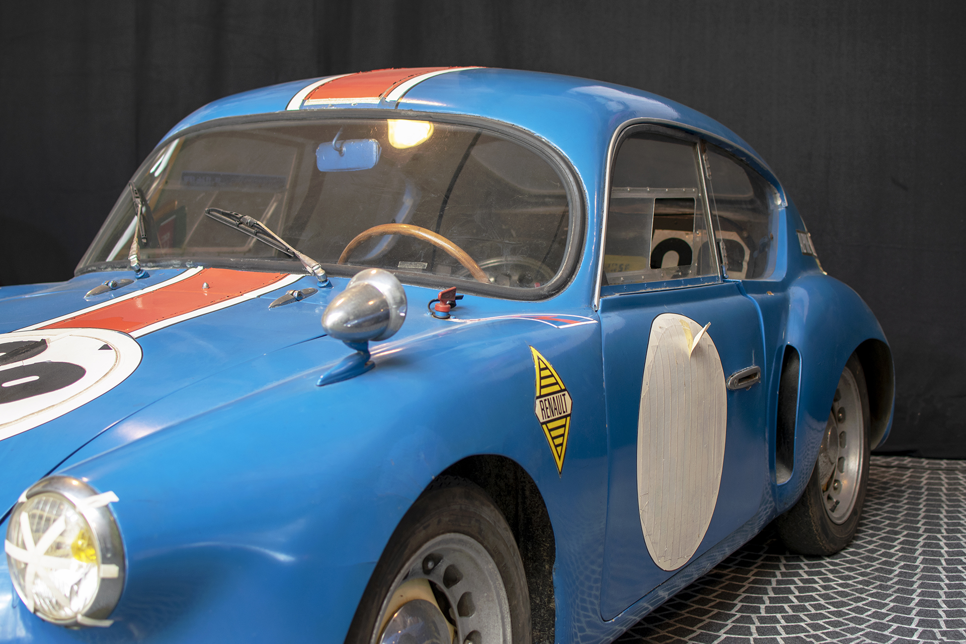Alpine A106 logo - Conservatoire National de Véhicules Historique s,Diekirch, exposition Alpine, 2022