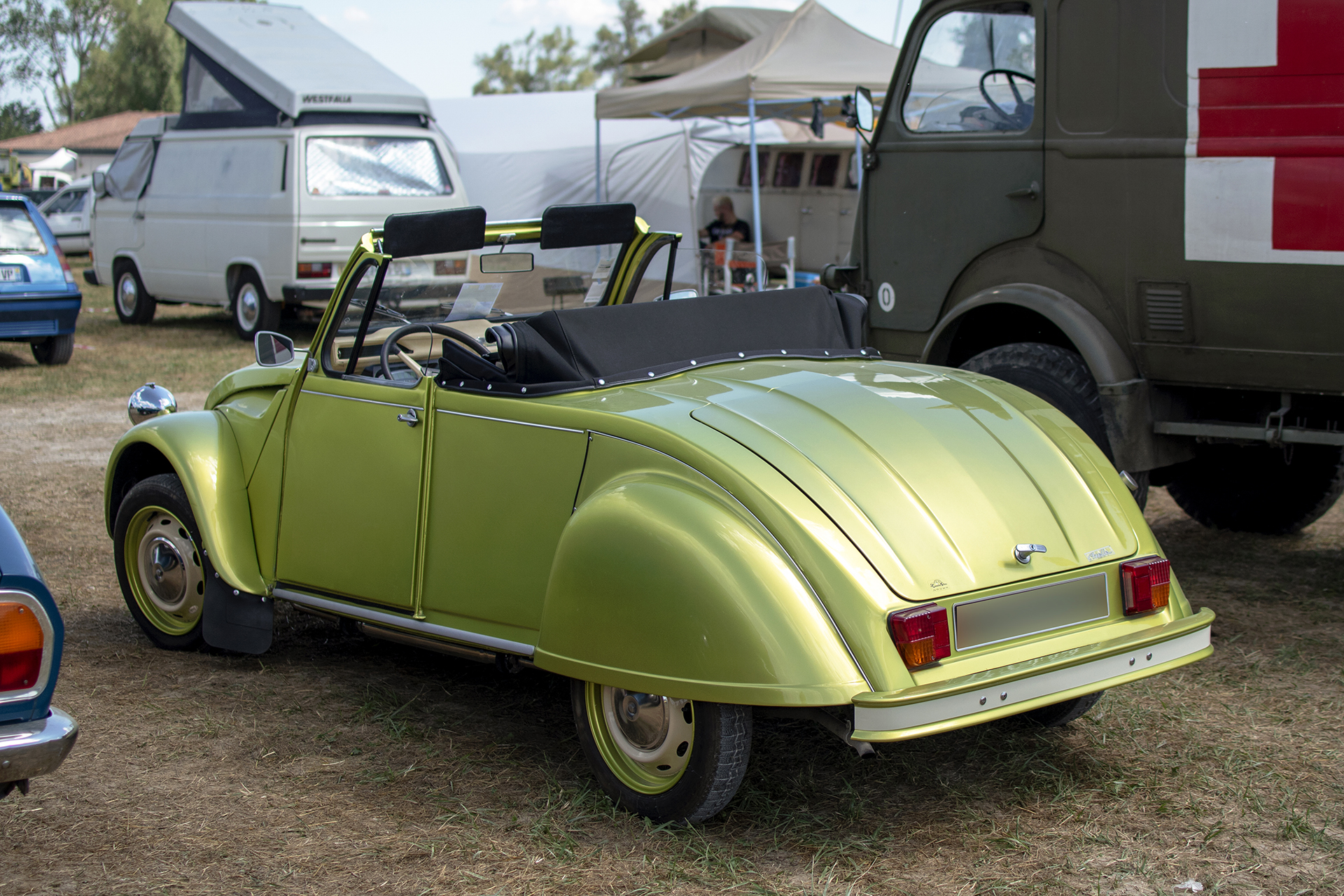 Azelle 2CV cabriolet arrière  - Rétro Meus'Auto ,2023, Heudicourt, Lac de la Madine