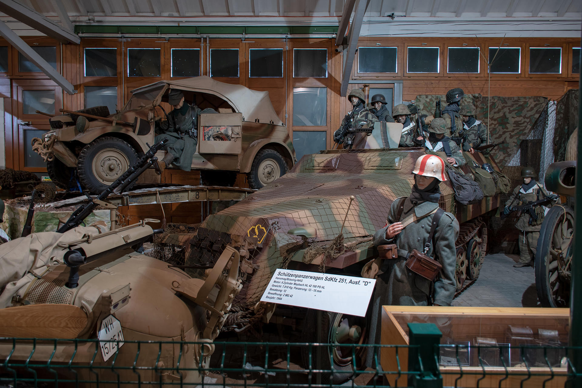 Hanomag Schützenpanzerwagen Sd.Kfz. 251 1944 avant -  Musée National d'Histoire Militaire, Diekirch